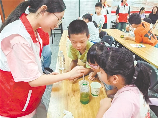 孩子們觀摩“密度的秘密”科學(xué)實(shí)驗(yàn)。