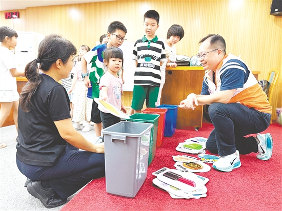 孩子讓電池、果皮等常見垃圾找到正確的“歸宿”。