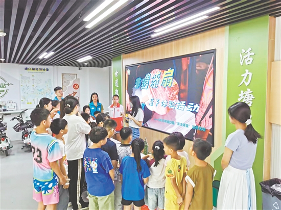 老師通過高清圖片與生動講解，帶領(lǐng)青少年了解漆扇制作工藝。