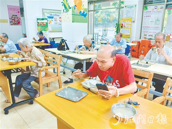 北門社區(qū)長者食堂是新會區(qū)首批建設的長者食堂之一，每天午餐時間有50多名長者用餐。