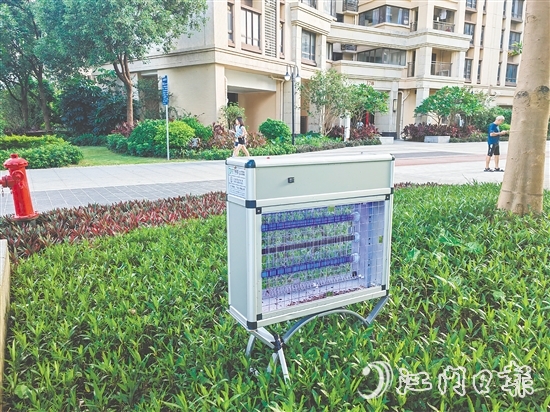 在保利西海岸云海軒，滅蚊燈成為守護(hù)小區(qū)的“衛(wèi)士”。