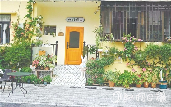 平湖路小區(qū)改造后，陸續(xù)引入咖啡店、烘焙店等新興業(yè)態(tài)。