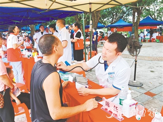 專家為市民提供專業(yè)暖心的健康服務(wù)，全天共惠及群眾800余人次。