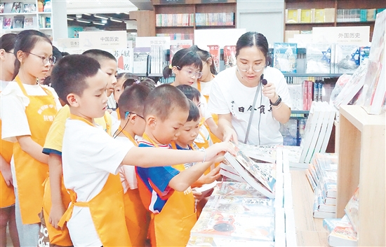 孩子們沉浸式體驗(yàn)圖書(shū)管理員的日常工作。