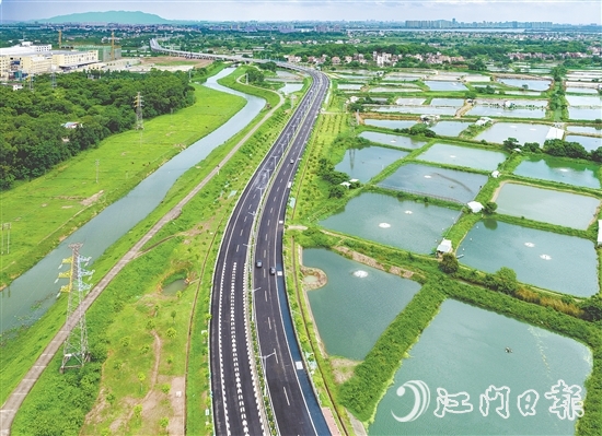 鶴山不斷完善交通路網(wǎng)布局，連接城鄉(xiāng)，推動(dòng)區(qū)域協(xié)調(diào)發(fā)展。