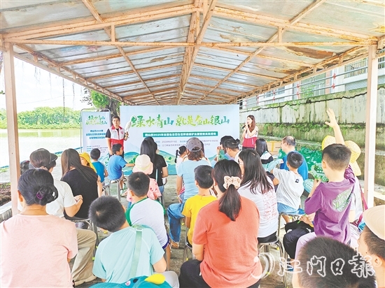 志愿者向親子家庭講解鳥(niǎo)類(lèi)相關(guān)知識(shí)。