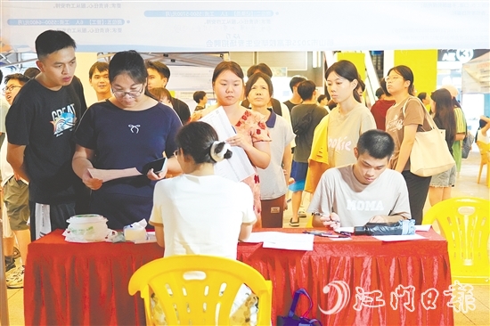 活動(dòng)現(xiàn)場(chǎng)，求職者手持簡(jiǎn)歷與企業(yè)招聘人員進(jìn)行交流。