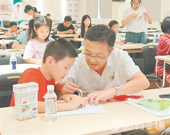 親子家庭在沙坪街道雁山社區(qū)黨群服務(wù)中心參加閱讀活動。