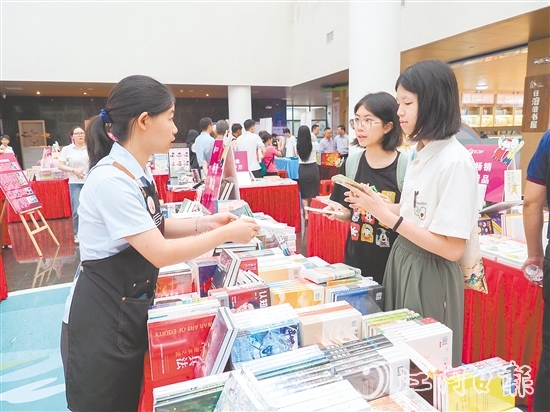 鶴山市圖書館舉辦圖書展銷及主題展活動。