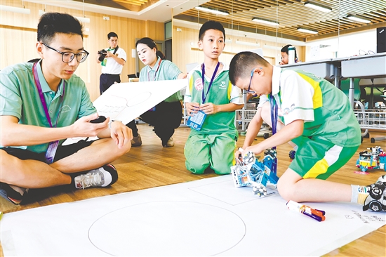 沙坪街道第三小學(xué)組織學(xué)生參加校內(nèi)外各類科創(chuàng)活動。