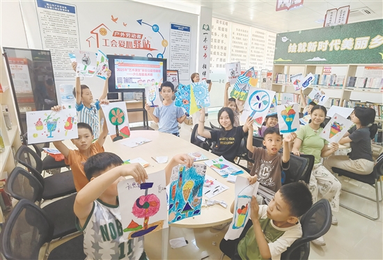 暑假公益培訓(xùn)班為孩子們提供一個(gè)免費(fèi)、優(yōu)質(zhì)的藝術(shù)啟蒙與實(shí)踐平臺(tái)。