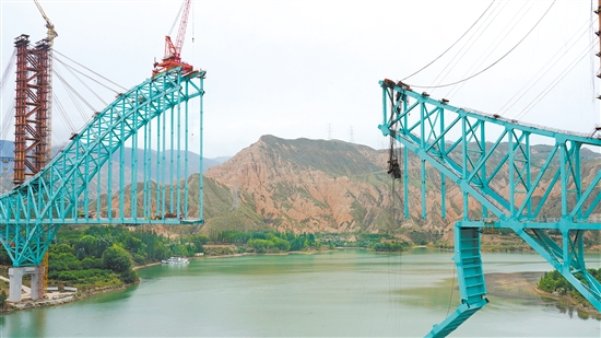 這是8月22日拍攝的川青鐵路尖扎黃河特大橋事故救援現(xiàn)場(chǎng)。新華社發(fā)