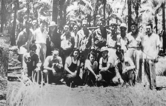 1945年4月30日，菲律賓華僑各界前線慰問團(tuán)與美軍第十一空運(yùn)師及“華支”戰(zhàn)士留影。