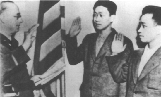 世界反法西斯戰(zhàn)爭(zhēng)期間，共有1.3萬多名華僑華人在美國(guó)陸軍服役，占當(dāng)時(shí)美國(guó)華僑華人總數(shù)的17%，圖為參軍時(shí)的宣誓儀式。