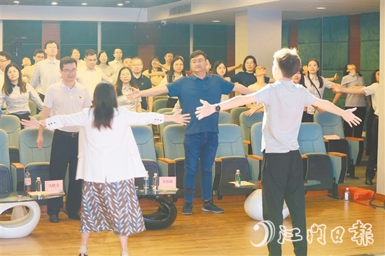 馮曉青邀請(qǐng)學(xué)員一起做解壓操。