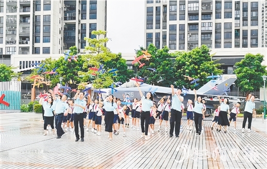 恩平市馮如小學(xué)舉辦齊放紙飛機活動，深切緬懷馮如。