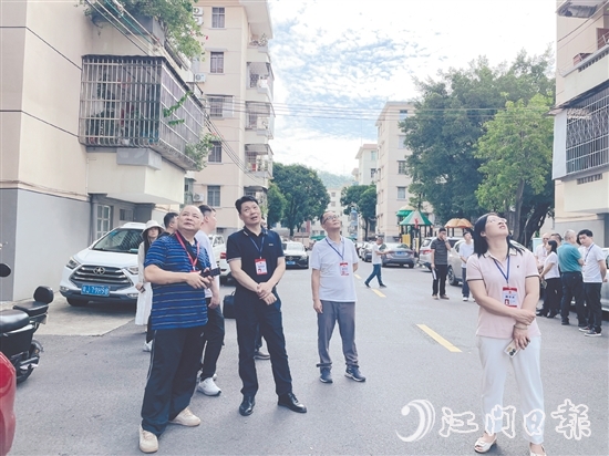 人大代表們視察老舊小區(qū)改造情況。