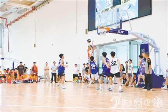 2025恩平禁毒三人籃球賽上，運(yùn)動(dòng)員們以“籃”不住的激情傳達(dá)著對(duì)健康無(wú)毒生活的熱愛(ài)。