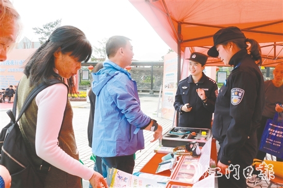 禁毒宣傳攤位上，民警為群眾答疑解惑。