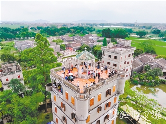 影視拍攝取景地自力村碉樓群吸引眾多游客前往游玩。