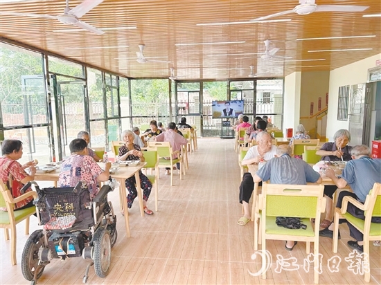長者飯?zhí)檬邱R岡鎮(zhèn)綜合養(yǎng)老服務(wù)中心最熱鬧的地方。每到中午，飯香飄滿整個(gè)大廳。