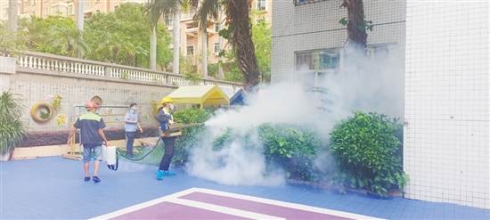 學(xué)校在暑期開(kāi)展滅蚊工作。