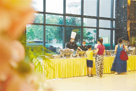 江海碧桂園鳳凰酒店在大堂擺起熟食攤。