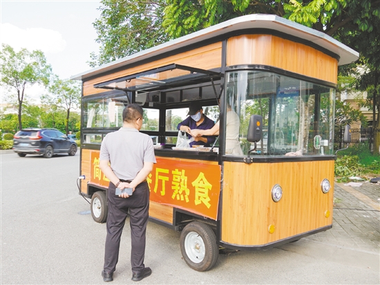 私房菜餐館購(gòu)置外賣車銷售熟食。