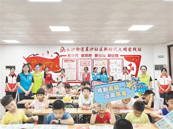 禁毒社工走進社區(qū)開展禁毒宣傳活動。