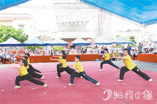各地武術會館蔡李佛弟子上臺展示武藝，一招一式行云流水。