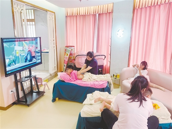 在推拿室里，專(zhuān)業(yè)調(diào)理師為孩子們進(jìn)行推拿。