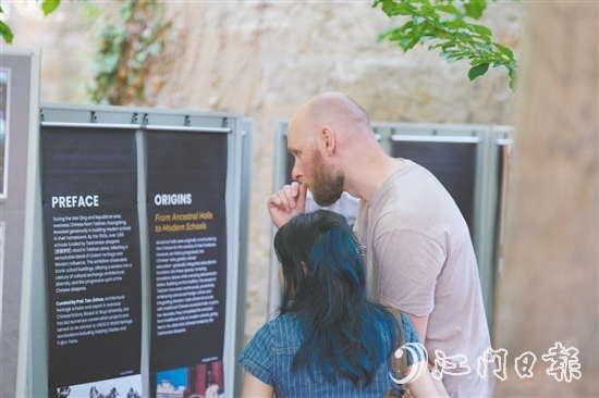 臺山僑捐學校展覽吸引外國觀眾參觀。