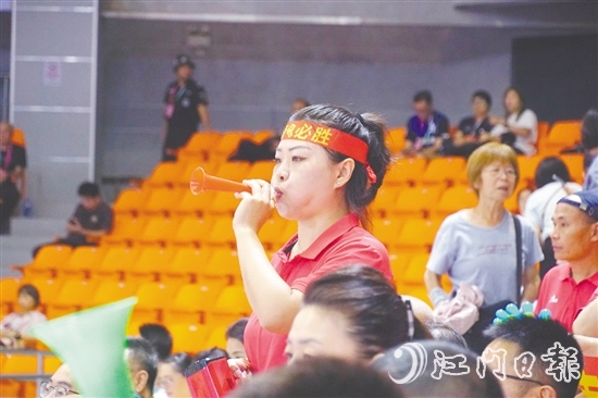 觀眾為支持的球隊(duì)加油。