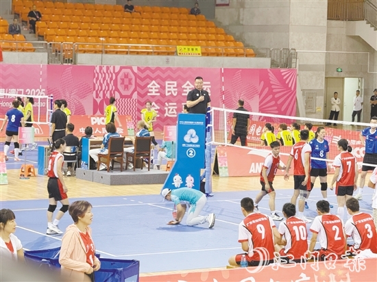 賽場上，來自江門職業(yè)技術(shù)學(xué)院的“小海豚”志愿者為比賽護(hù)航。