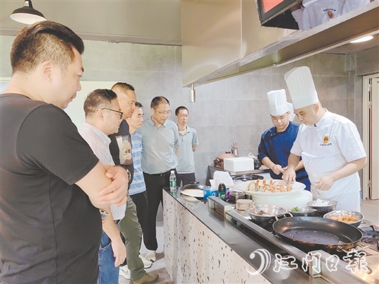 名廚云集，研發(fā)“臺山鮸”創(chuàng)新菜品，引來食客關(guān)注。