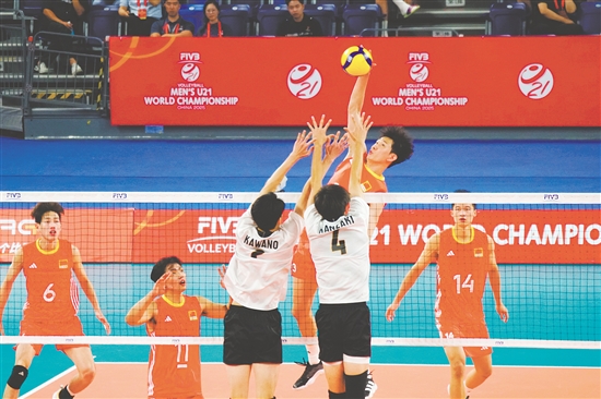 中國隊在比賽中展現(xiàn)出極強(qiáng)的韌性，最終以3：2戰(zhàn)勝日本隊挺進(jìn)八強(qiáng)。