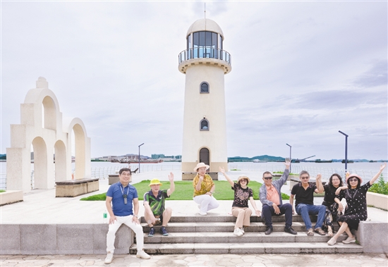 燈塔公園位于崖門鎮(zhèn)崖南墟舊碼頭，經(jīng)典的燈塔與海闊天空構(gòu)成美麗的畫卷，吸引著眾多游客前來(lái)打卡。