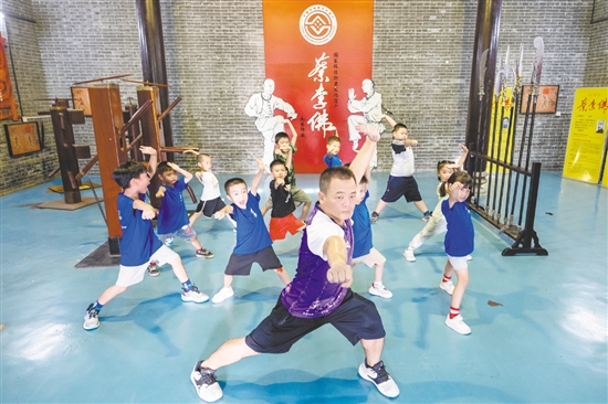 京梅村傳承發(fā)展蔡李佛文化從娃娃抓起。這里是國(guó)家級(jí)非物質(zhì)文化遺產(chǎn)蔡李佛拳的發(fā)源地，是廣東省“百千萬(wàn)工程”首批典型村、省鄉(xiāng)村振興示范村。