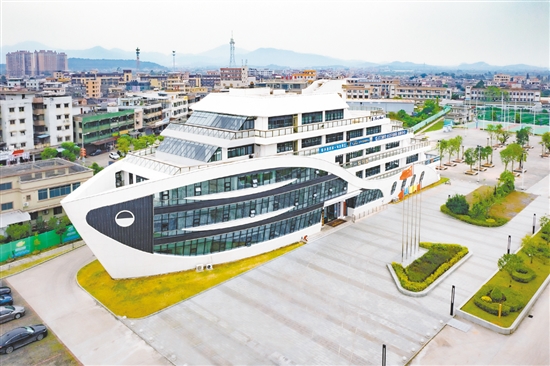 崖門壹號(hào)客廳由青少年活動(dòng)中心升級(jí)改造而成，因外形酷似揚(yáng)帆出海的游艇而成為崖門鎮(zhèn)新的地標(biāo)建筑。