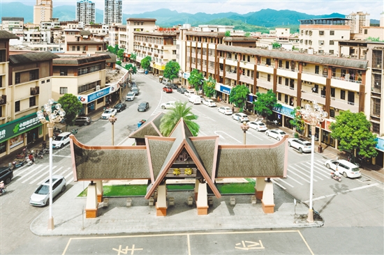 崖門文化綜合街區(qū)主干道注入東南亞風(fēng)情和蔡李佛文化元素，沿街建筑外立面和人行道升級(jí)改造，店面、路燈風(fēng)格統(tǒng)一。