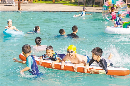 夏令營(yíng)中，孩子們玩水嬉戲。