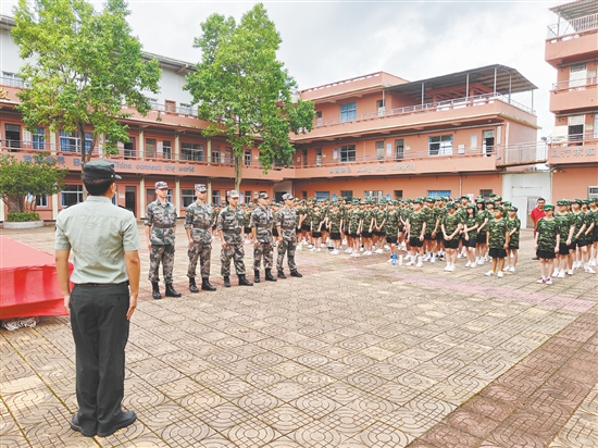 臺(tái)山市怡霖學(xué)校通過(guò)開展國(guó)防教育訓(xùn)練，幫助學(xué)生“收心”。