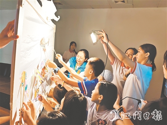 在白沙街道花園社區(qū)舉辦的皮影戲主題非遺體驗(yàn)營(yíng)，孩子們通過(guò)動(dòng)手體驗(yàn)感受傳統(tǒng)文化魅力。