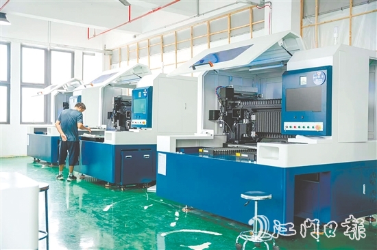 海高激光近日推出系列新產(chǎn)品，吸引客戶前來了解。