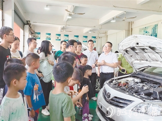 講師圍繞燃油汽車(chē)核心構(gòu)造與原理展開(kāi)生動(dòng)講解。