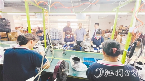 粵財(cái)普惠江門擔(dān)保公司工作人員上門了解企業(yè)需求。