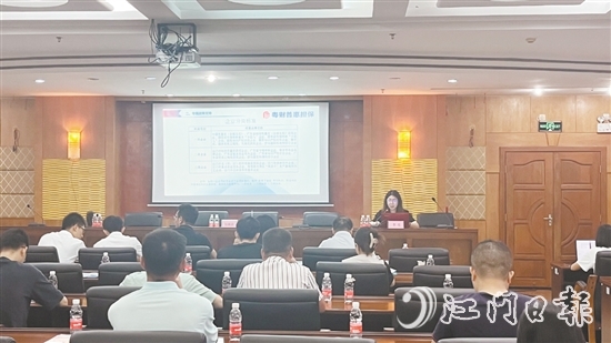 粵財(cái)普惠江門擔(dān)保公司向企業(yè)宣講金融政策。