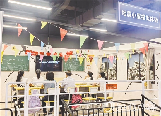 員工在地震小屋模擬體驗(yàn)過程中學(xué)習(xí)標(biāo)準(zhǔn)避險(xiǎn)動(dòng)作。