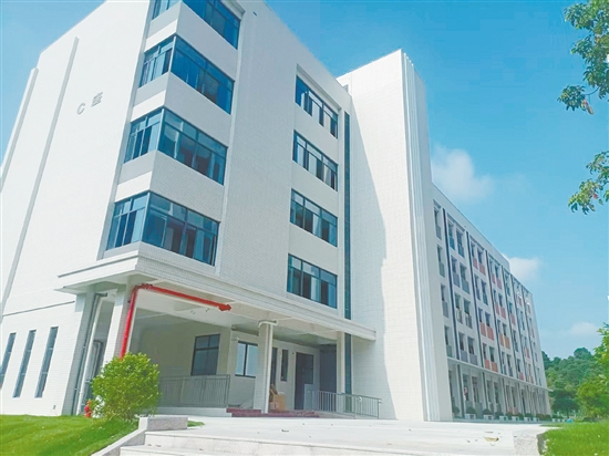 共和鎮(zhèn)共和中學(xué)新宿舍樓將在今年秋季新學(xué)期開學(xué)時投入使用。