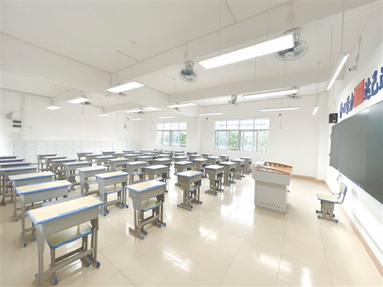 鶴山一中附屬中學(xué)本部校區(qū)的教室配備了觸控一體機、護眼照明燈以及嶄新的課桌椅等基礎(chǔ)設(shè)施，為學(xué)生提供良好的學(xué)習(xí)環(huán)境。